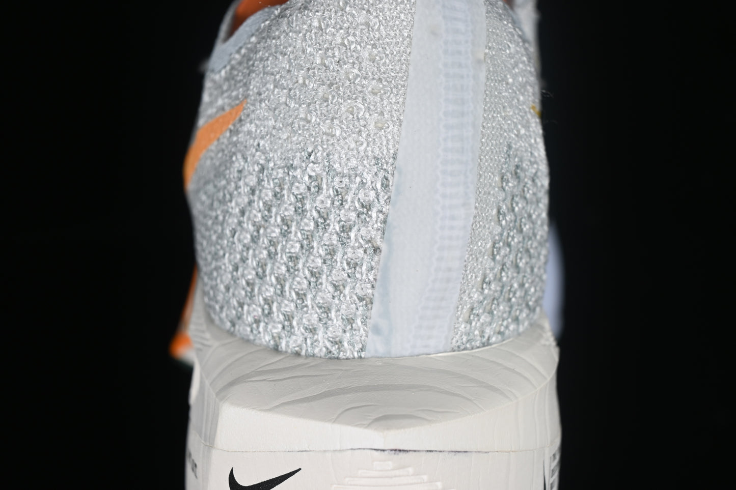 Nike ZoomX Vaporfly NEXT% 3.- blancas, naranjas y negro