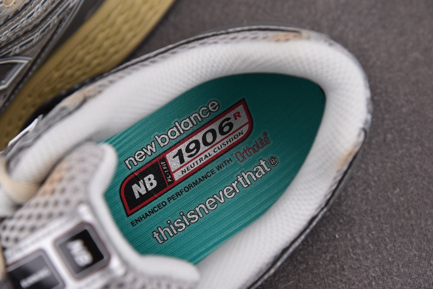 New Balance NB 1906R.-gris, blanco, marrón