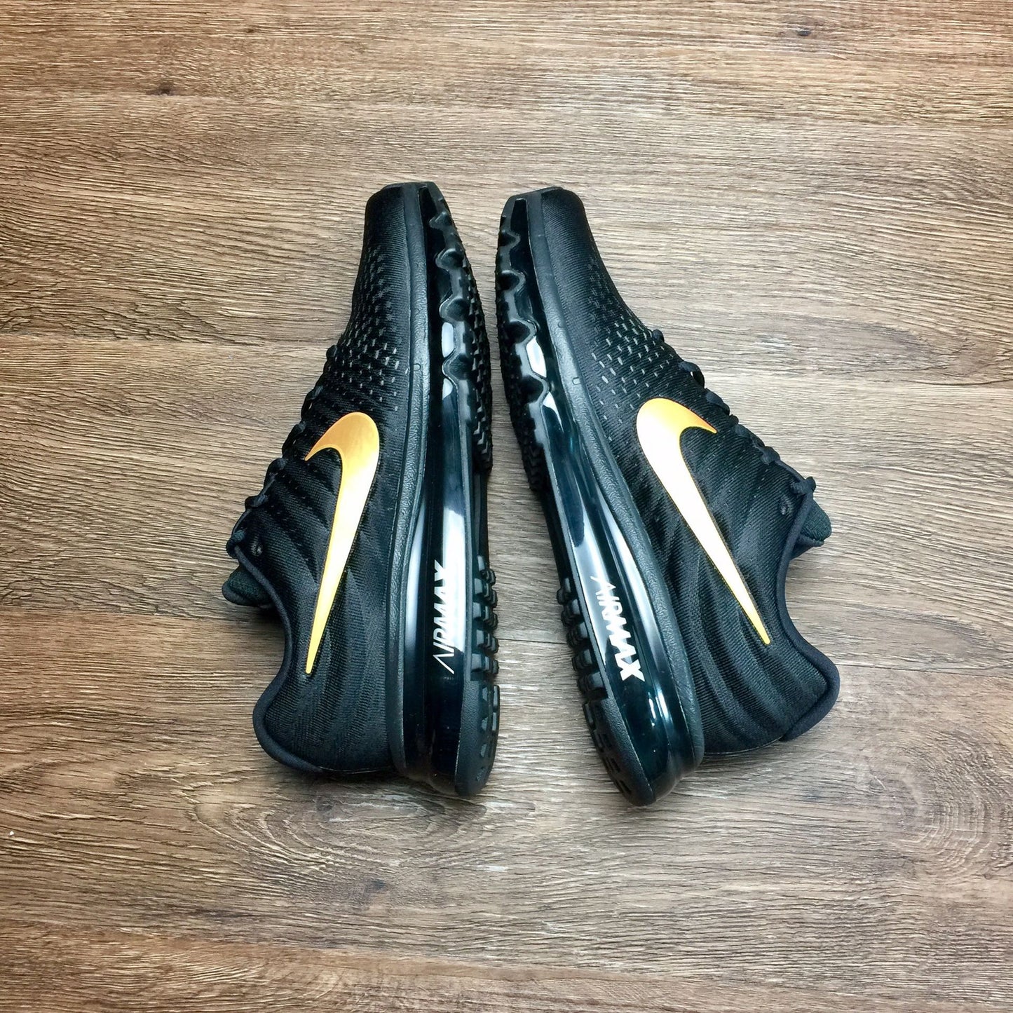 Nike air max 2017.- negro y dorado