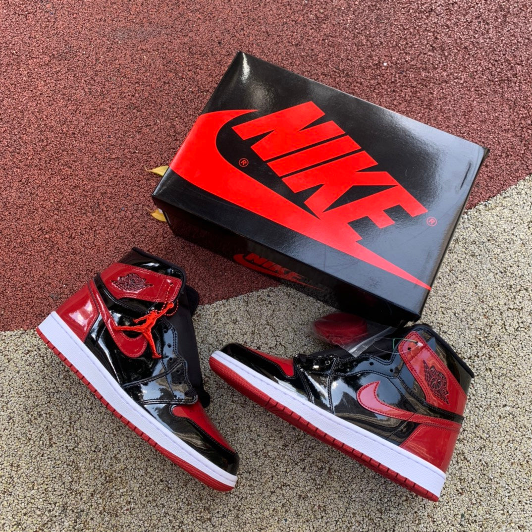 Air Jordan 1 "BRED".- charol negro y rojo