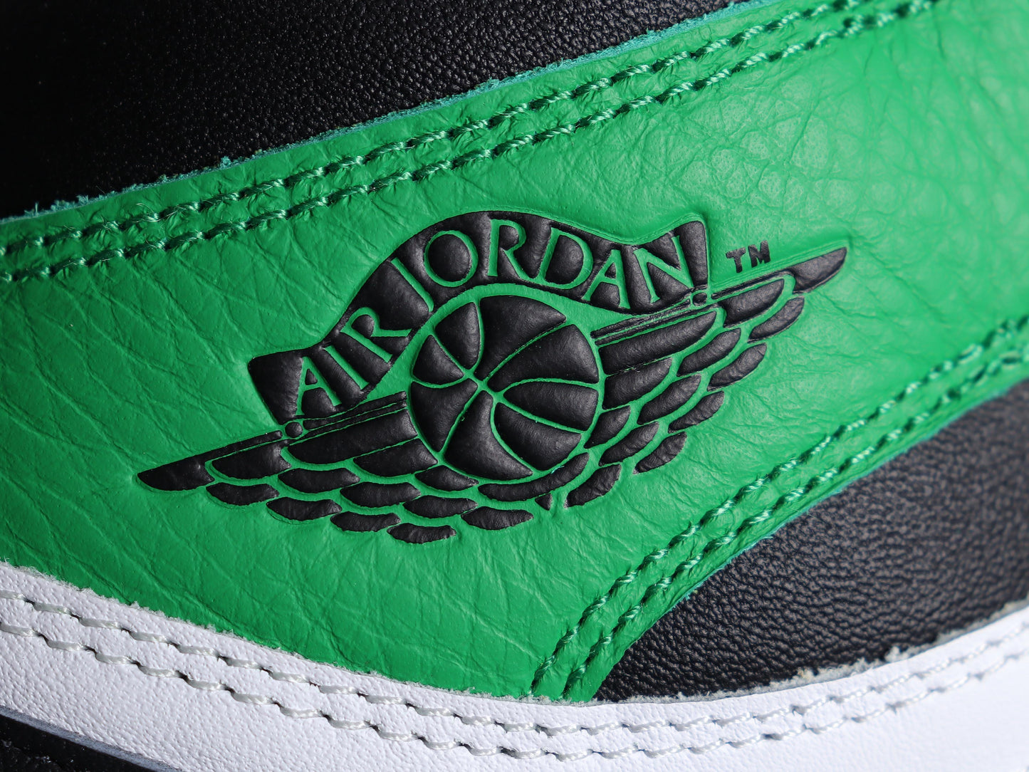 Air Jordan 1.- verdes, negras y blancas