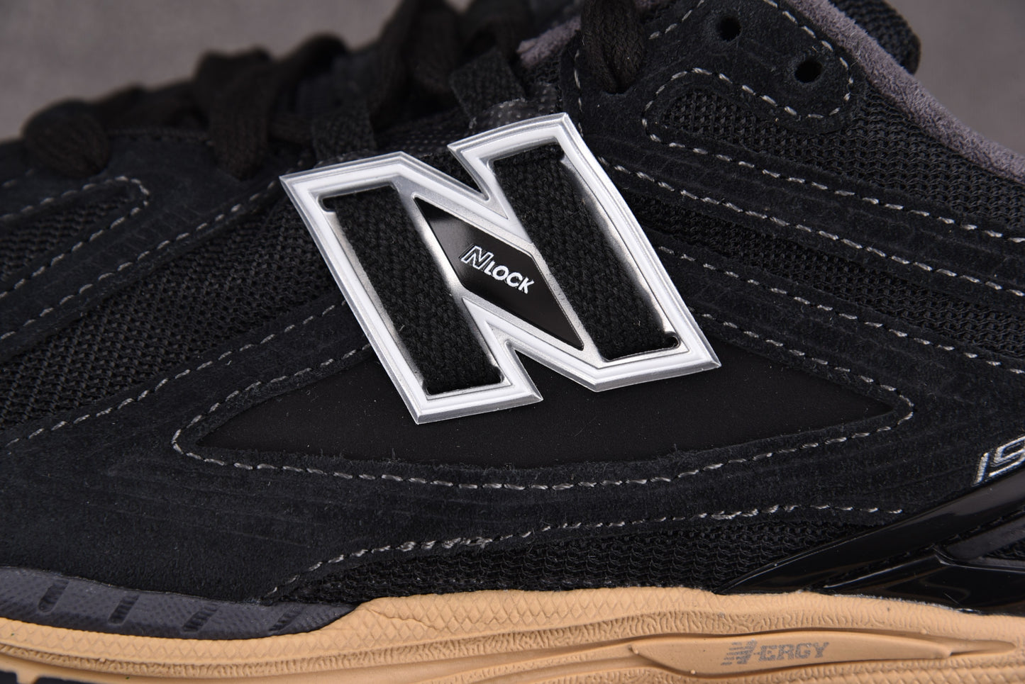 New Balance NB 1906R Negro y dorado