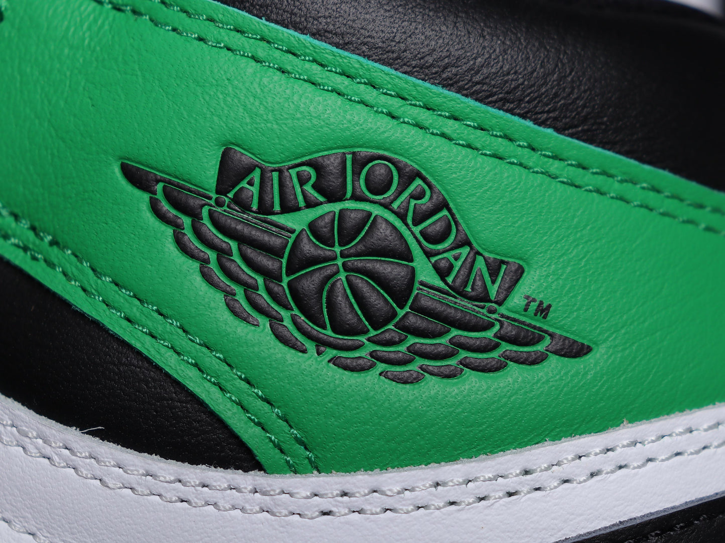 Air Jordan 1.- verdes, negras y blancas