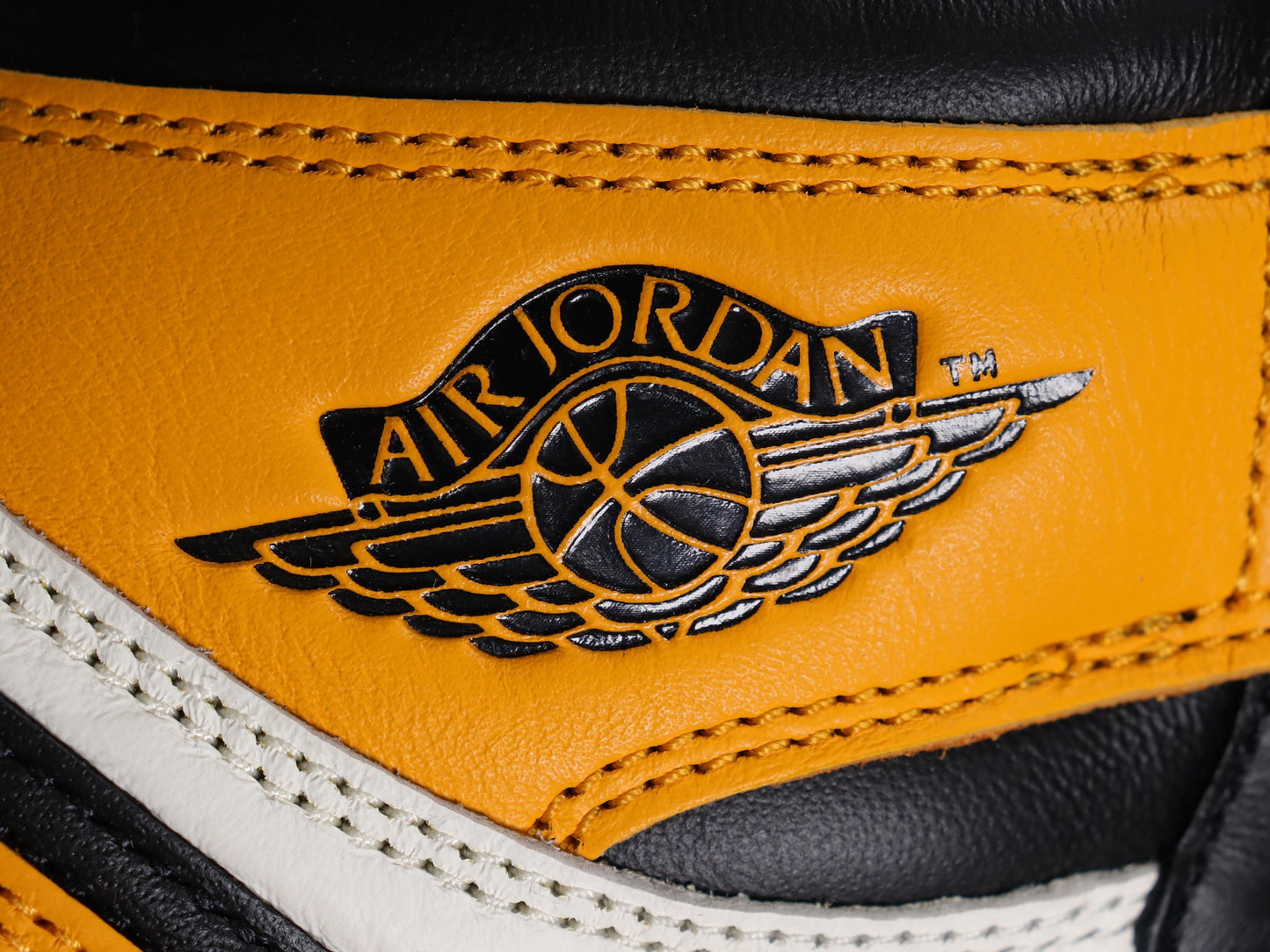 Air Jordan 1.- amarillas y negras