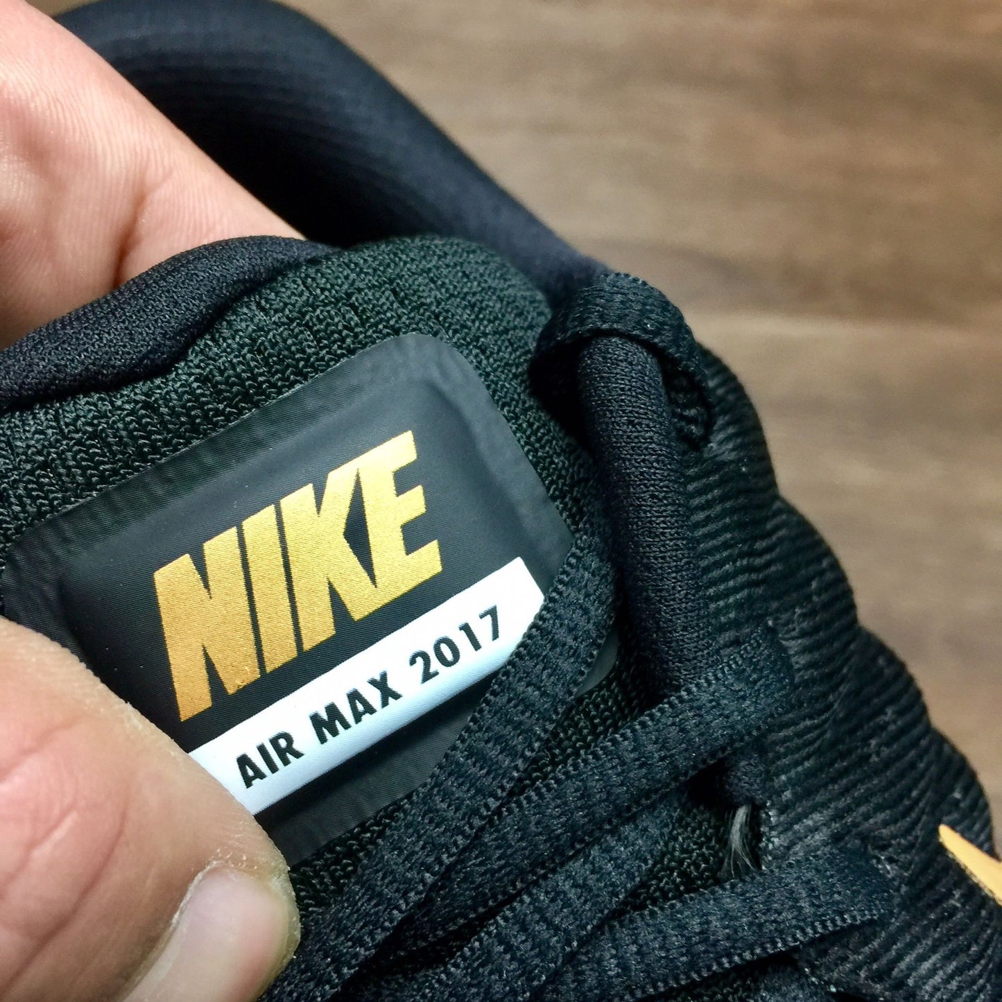 Nike air max 2017.- negro y dorado