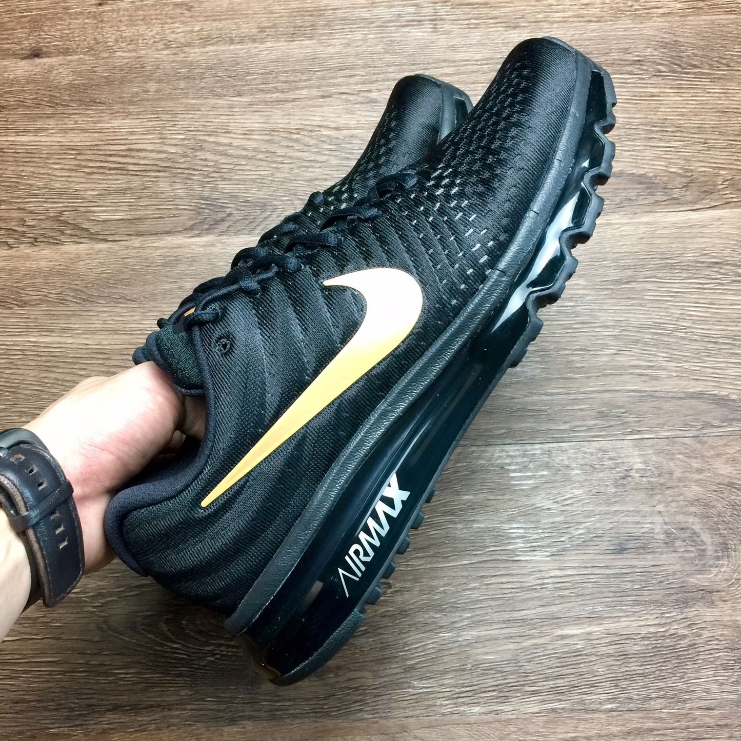 Nike air max 2017.- negro y dorado