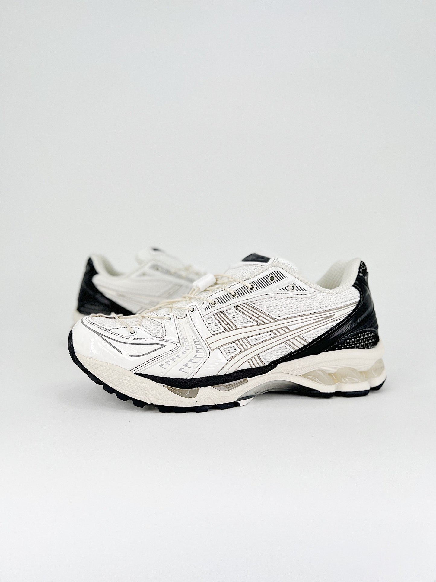 ASICS GEL-KAYANO 14.- blancas y negras