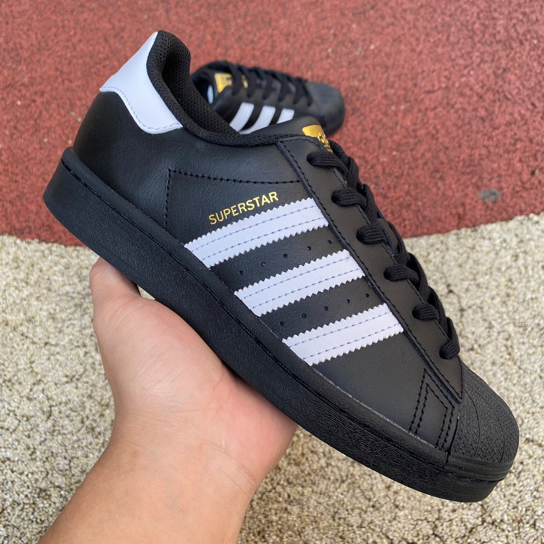 Adidas superstar.- negras y blancas