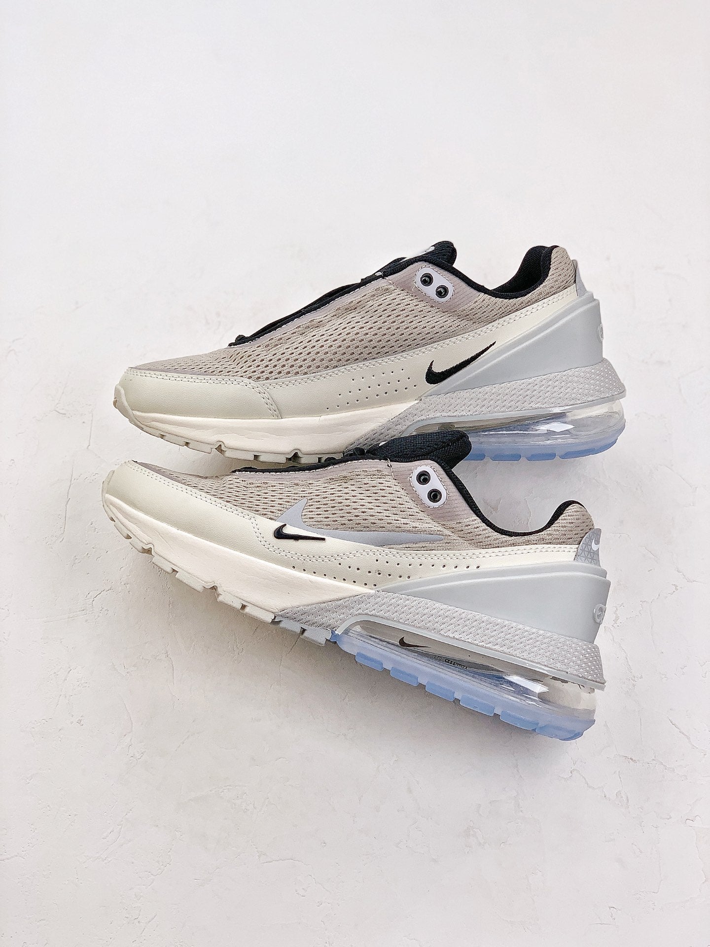 Nike Air Max Pulse.- beige, marron y negro