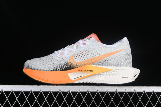 Nike ZoomX Vaporfly NEXT% 3.- blancas, naranjas y negro