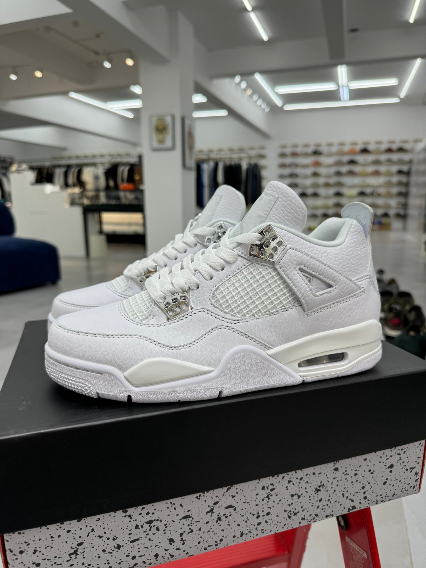 Air Jordan 4 Retro "Pure Money" - Elegancia y Exclusividad