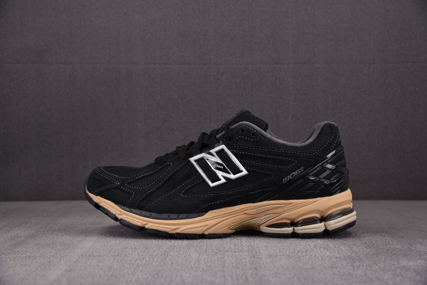 New Balance NB 1906R Negro y dorado