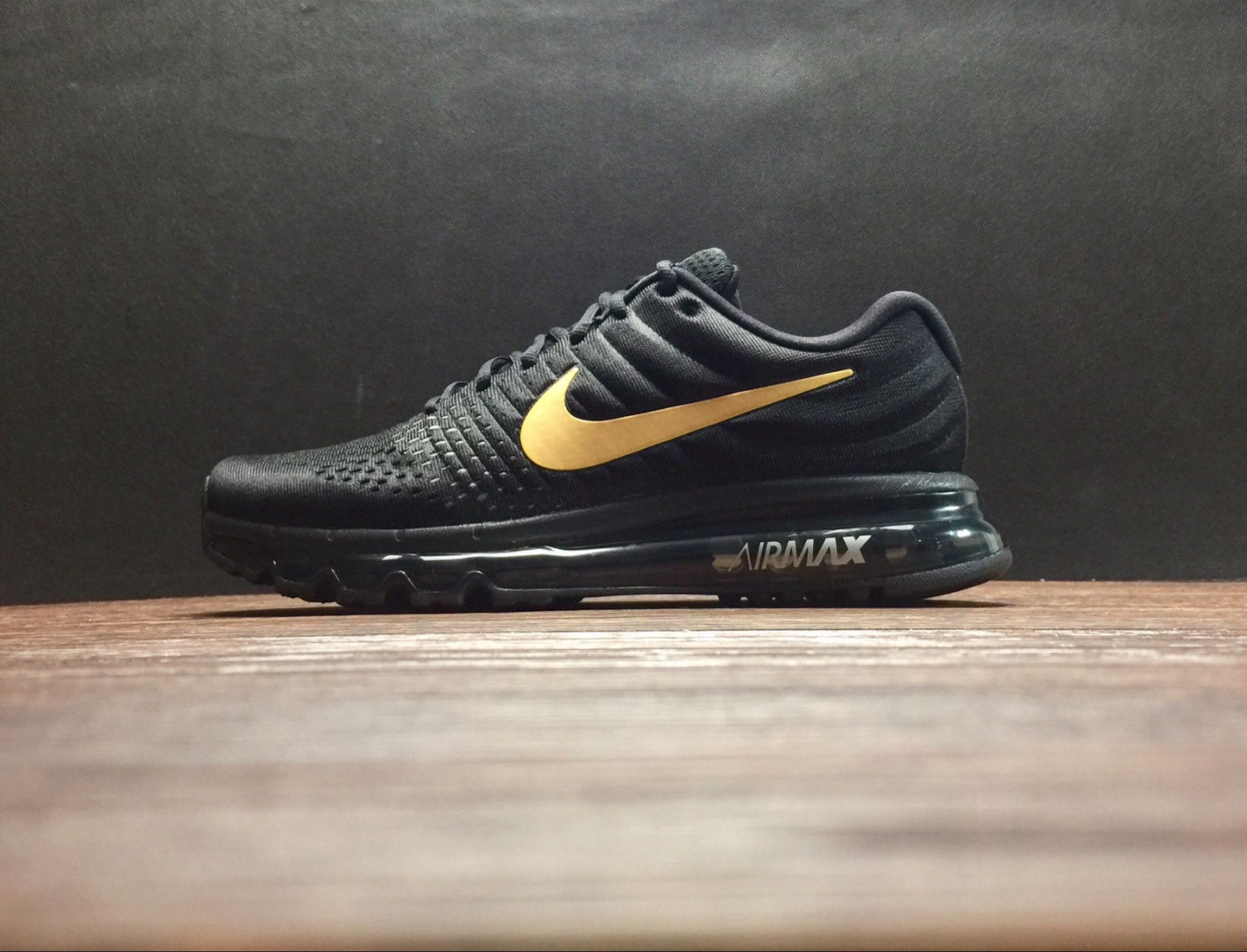 Nike air max 2017.- negro y dorado