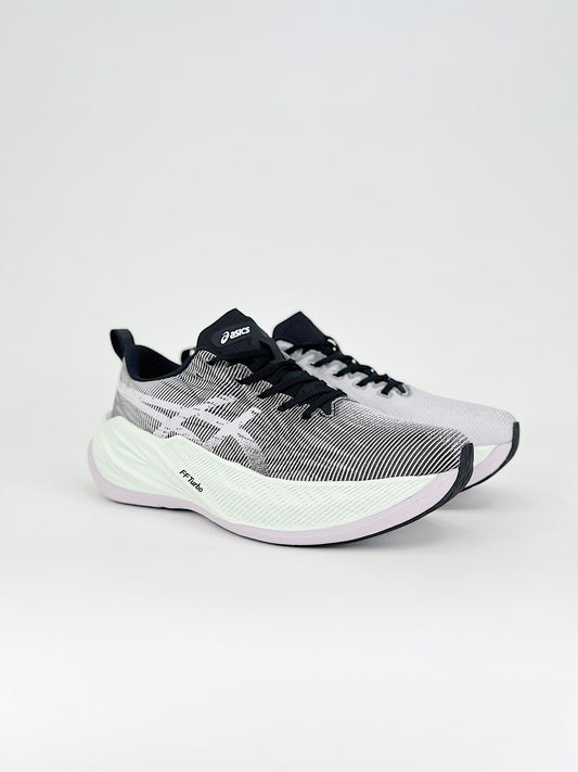 Asics Superblast.- blancas, grises y negras