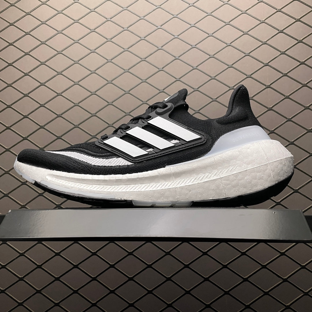 Adidas Ultra Boost Light UB23 negras y blancas