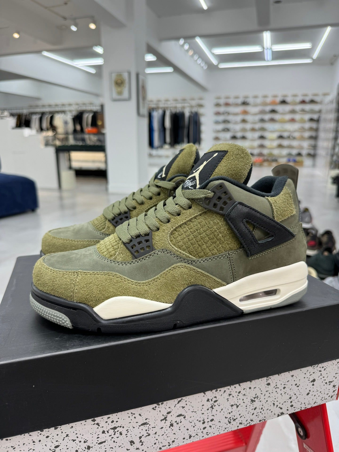 Air Jordan 4 Craft "Medium Olive"