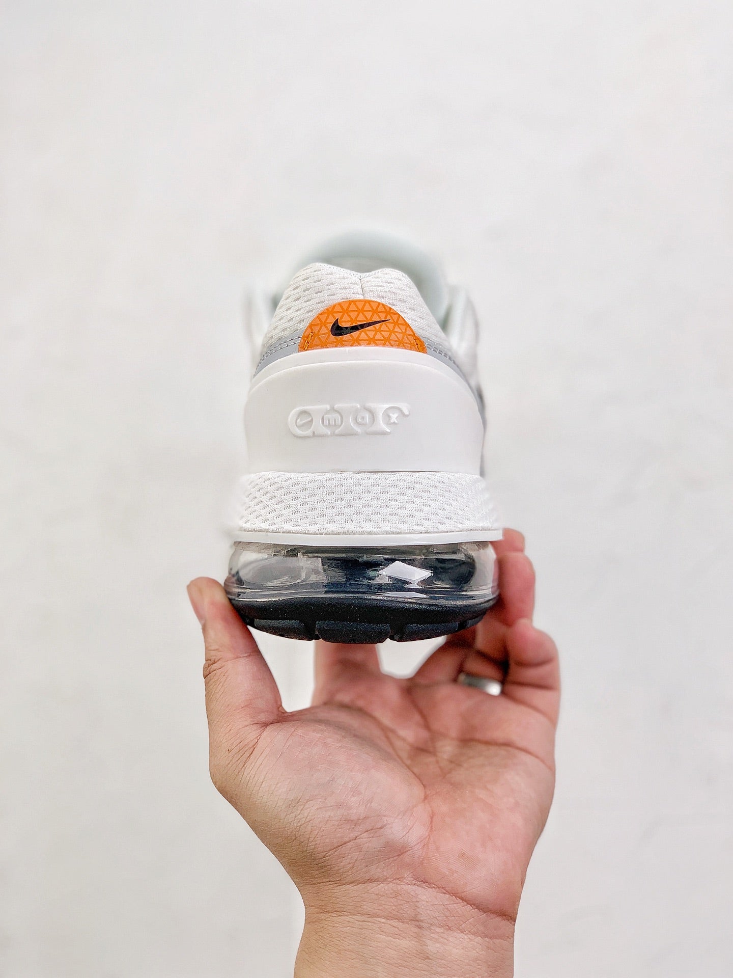 Nike air max pulse.- blancas y grises