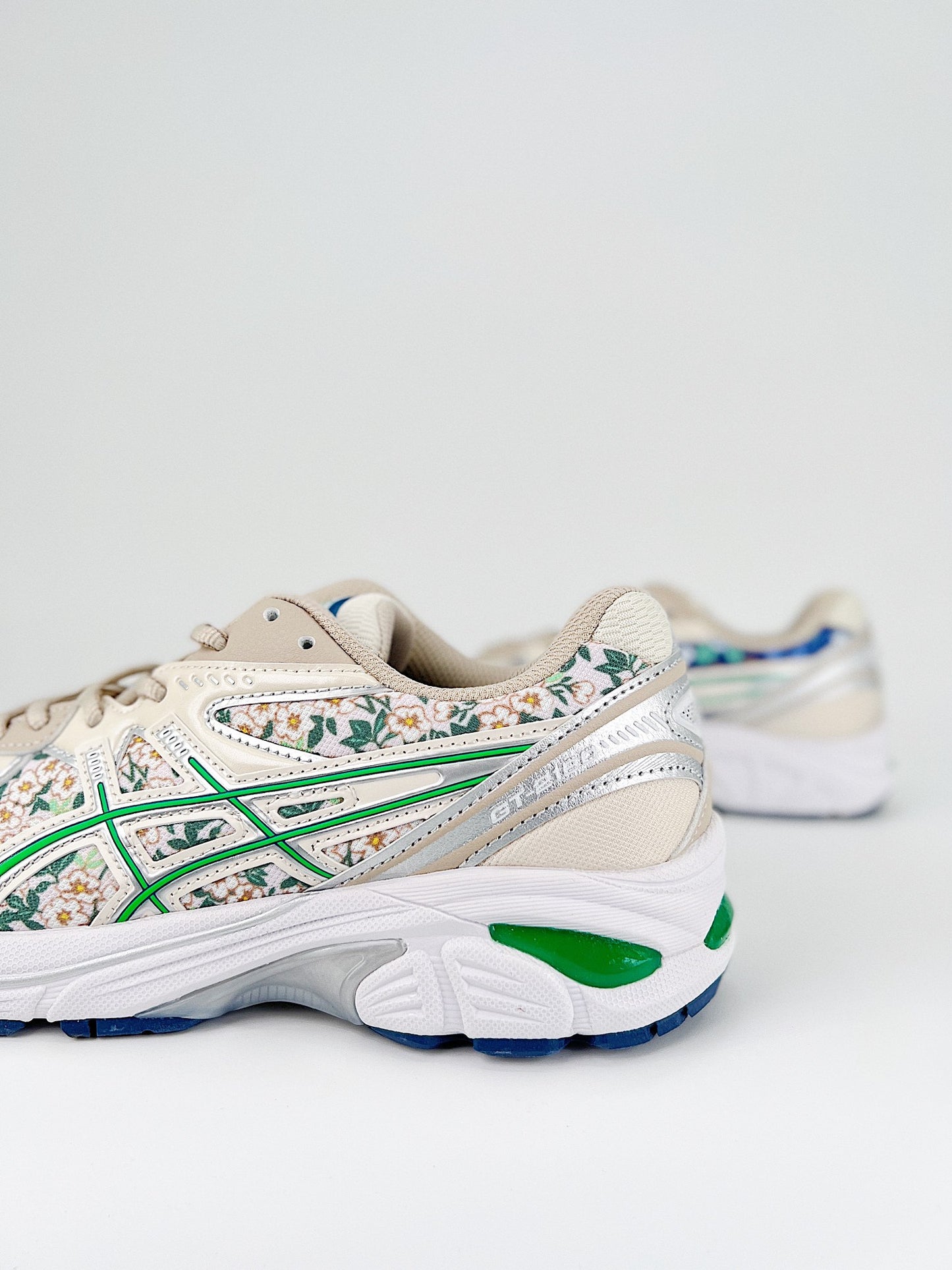 Asics GT-2160.- beige y verdes con flores