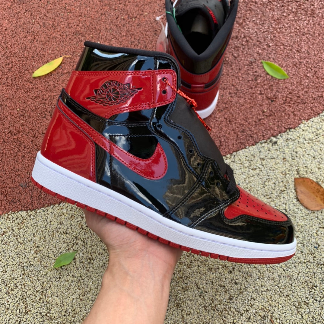 Air Jordan 1 "BRED".- charol negro y rojo