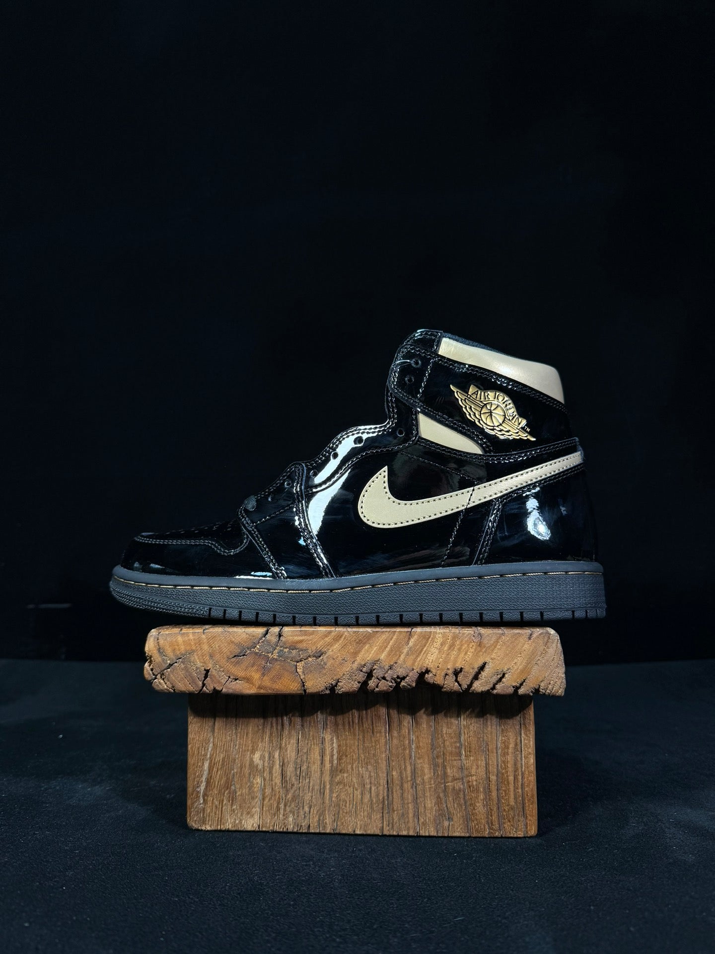 Air Jordan 1.- charol negro y dorado