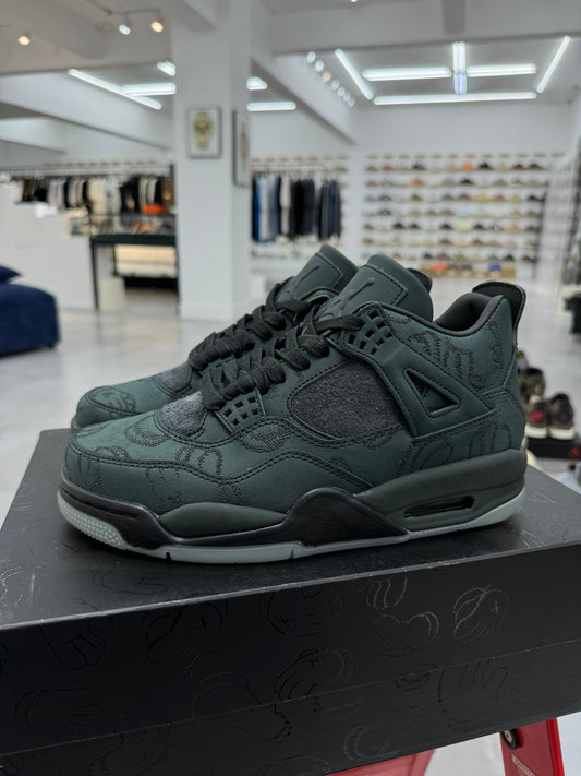 Air Jordan 4.- Kaws black