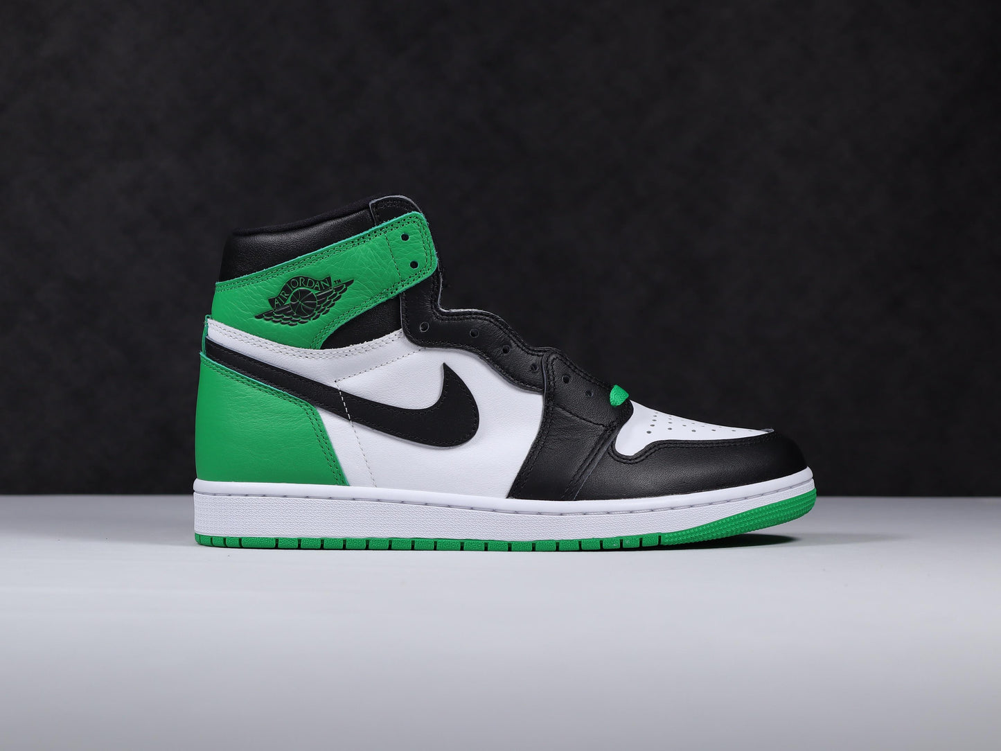 Air Jordan 1.- verdes, negras y blancas