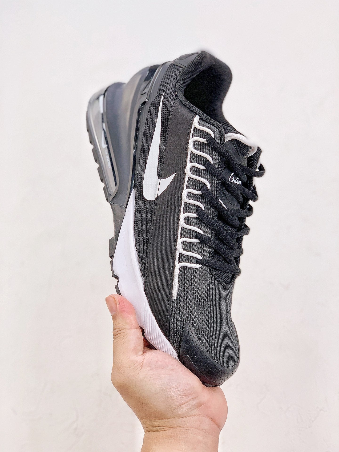 Nike air max pulse.- negras y blancas