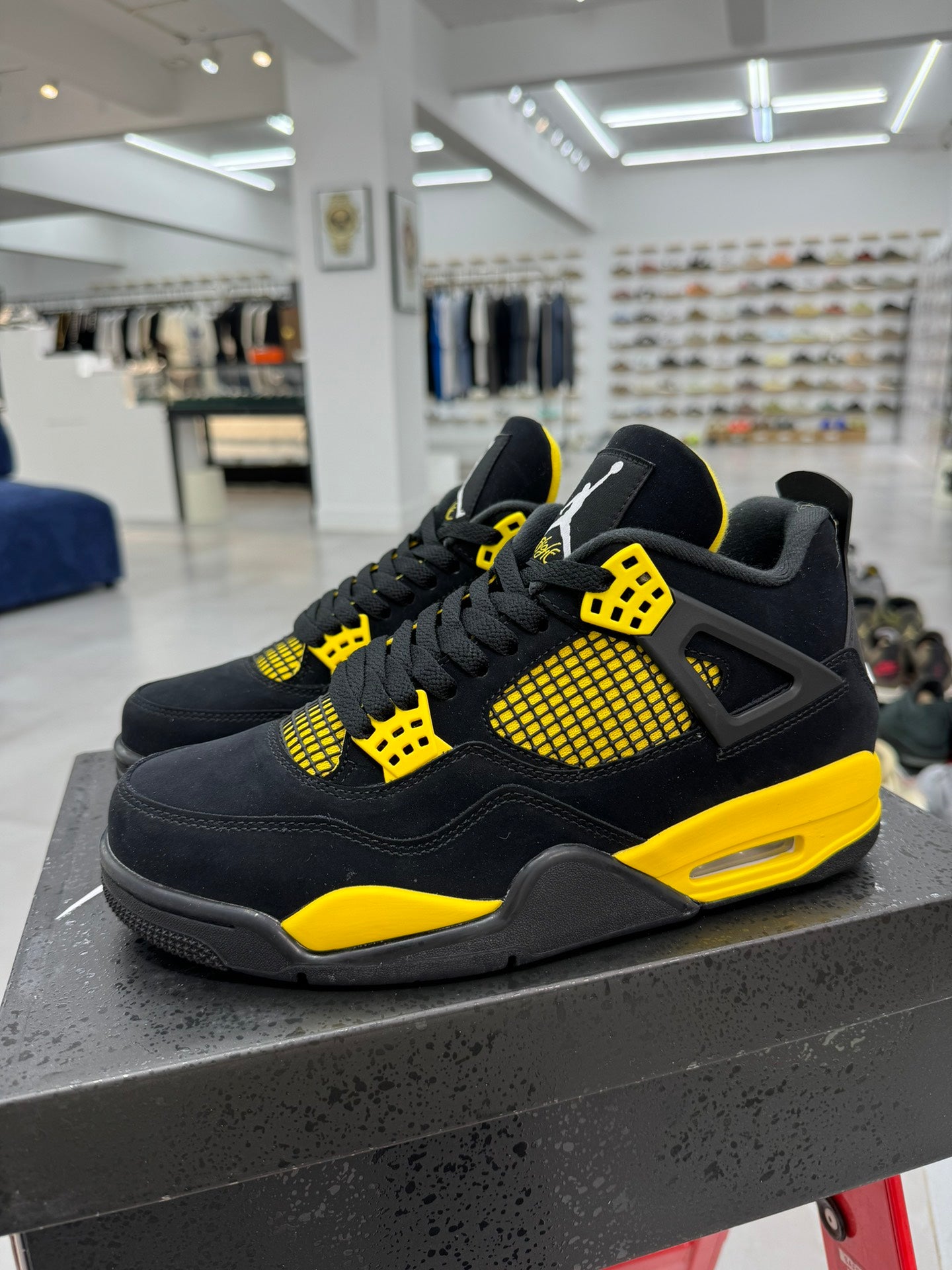 Air Jordan 4 "Thunder" - Potencia y Estilo