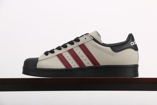 Adidas superstar.- beige, negras, y rojas