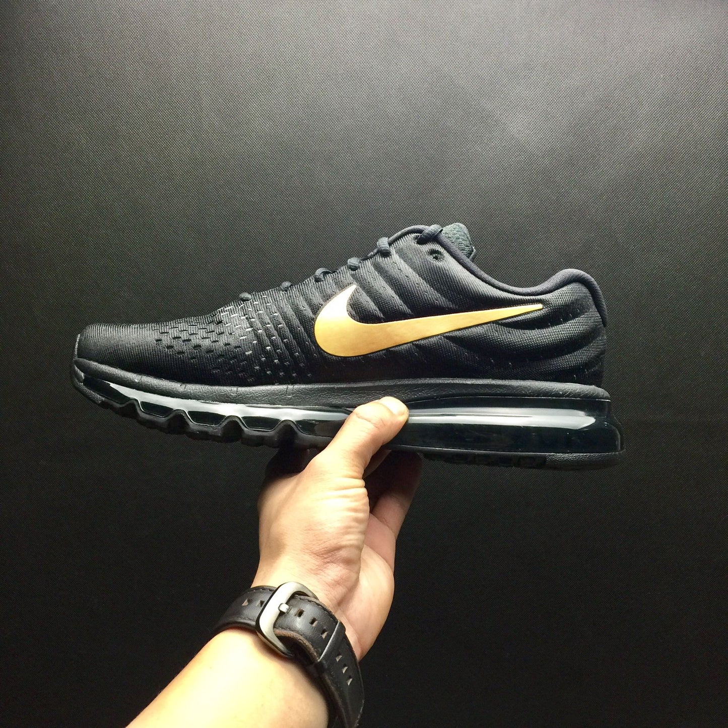 Nike air max 2017.- negro y dorado