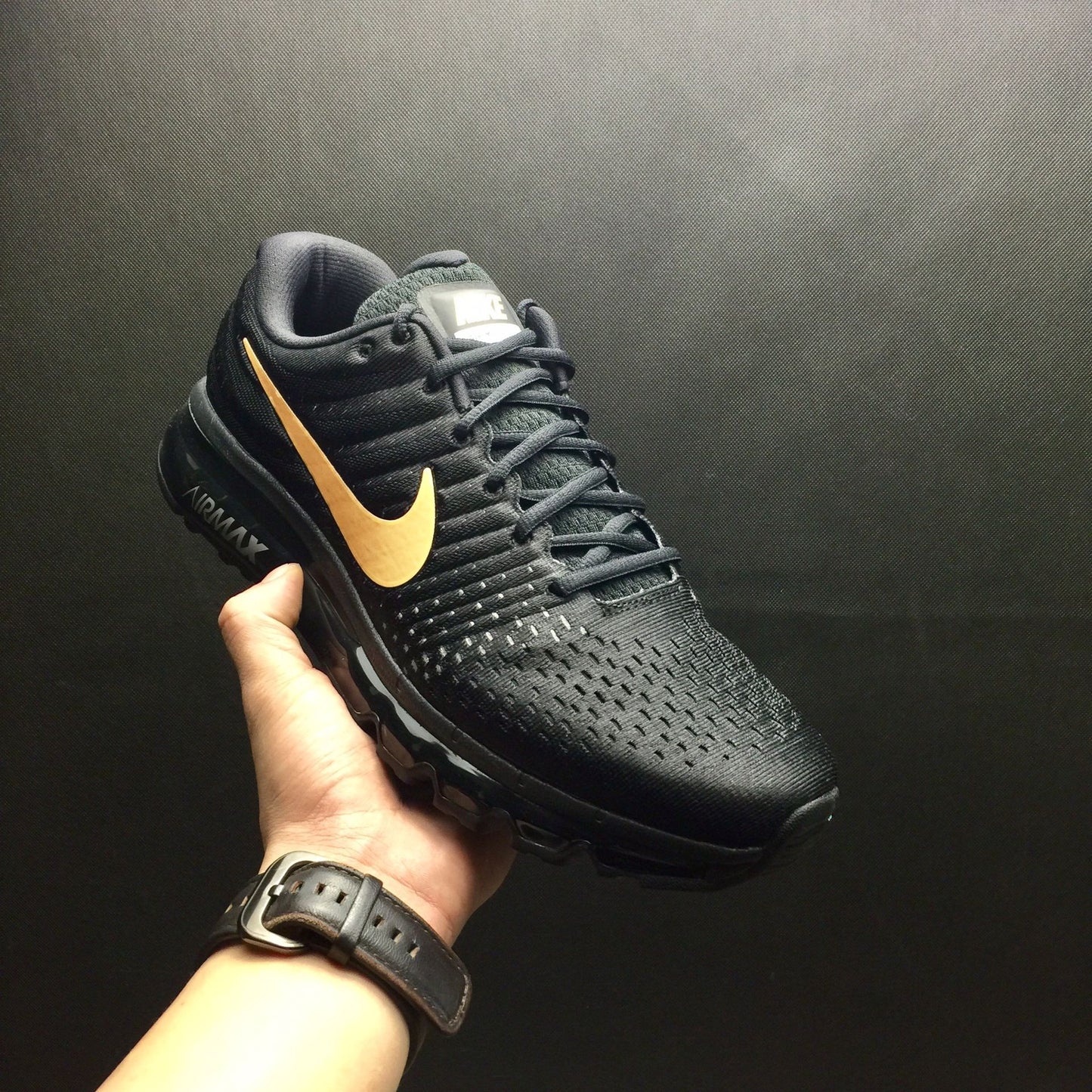 Nike air max 2017.- negro y dorado