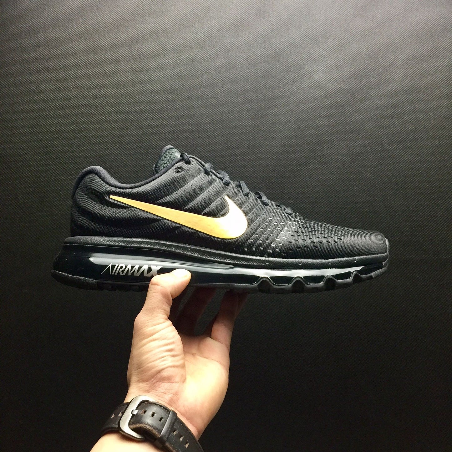 Nike air max 2017.- negro y dorado