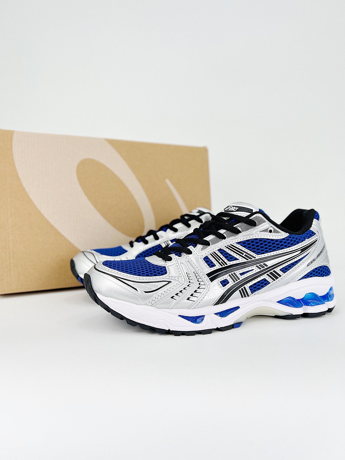 ASICS GEL-KAYANO 14.- negras y azules