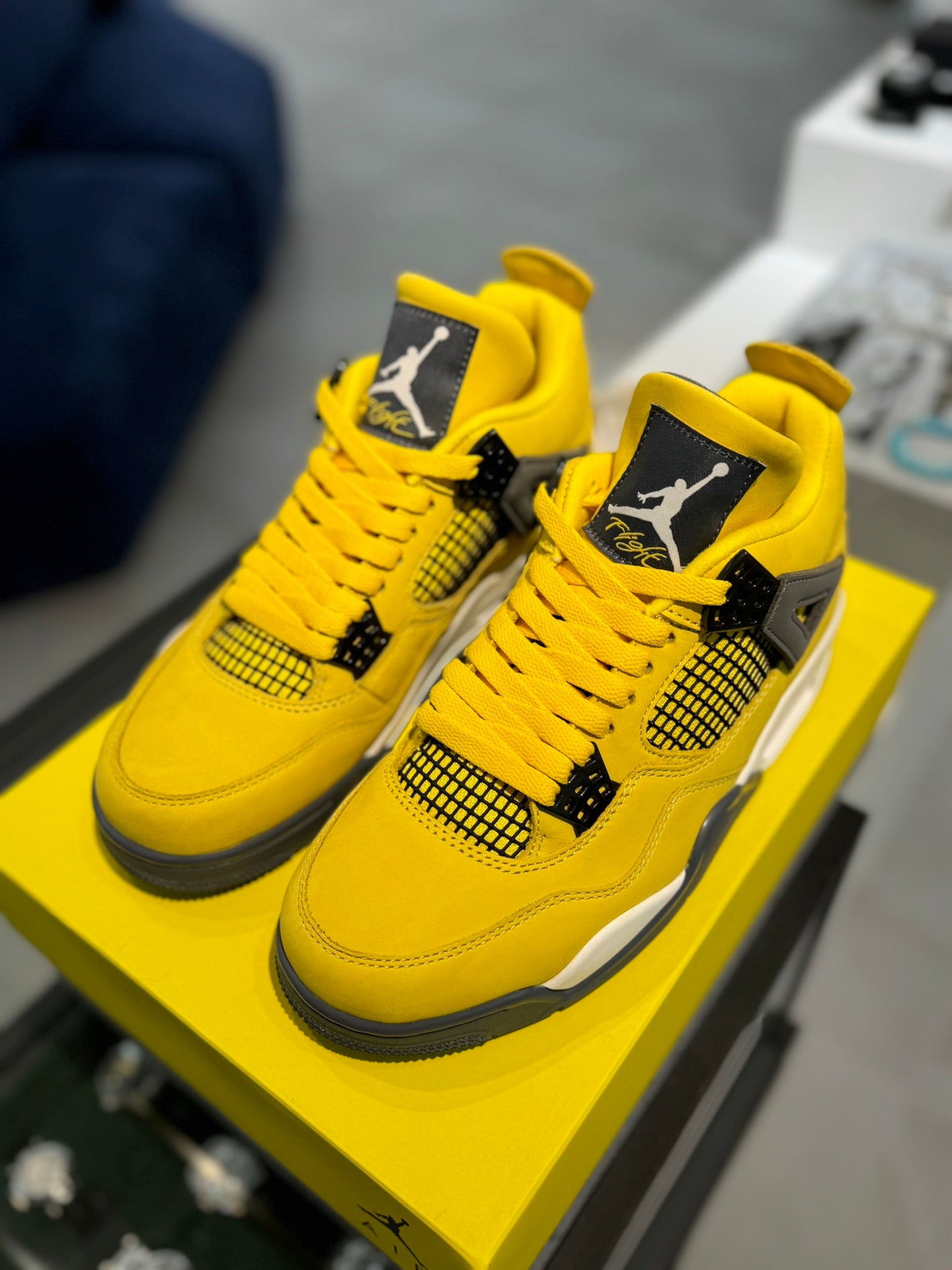 Air Jordan 4 Retro "Lightning"