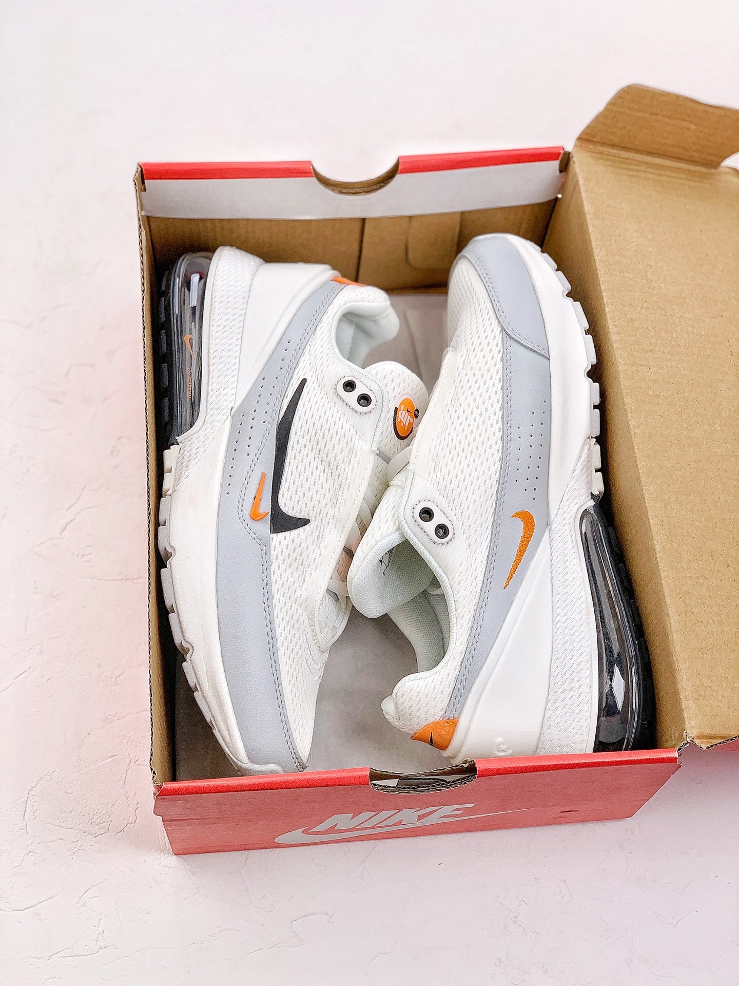 Nike air max pulse.- blancas y grises