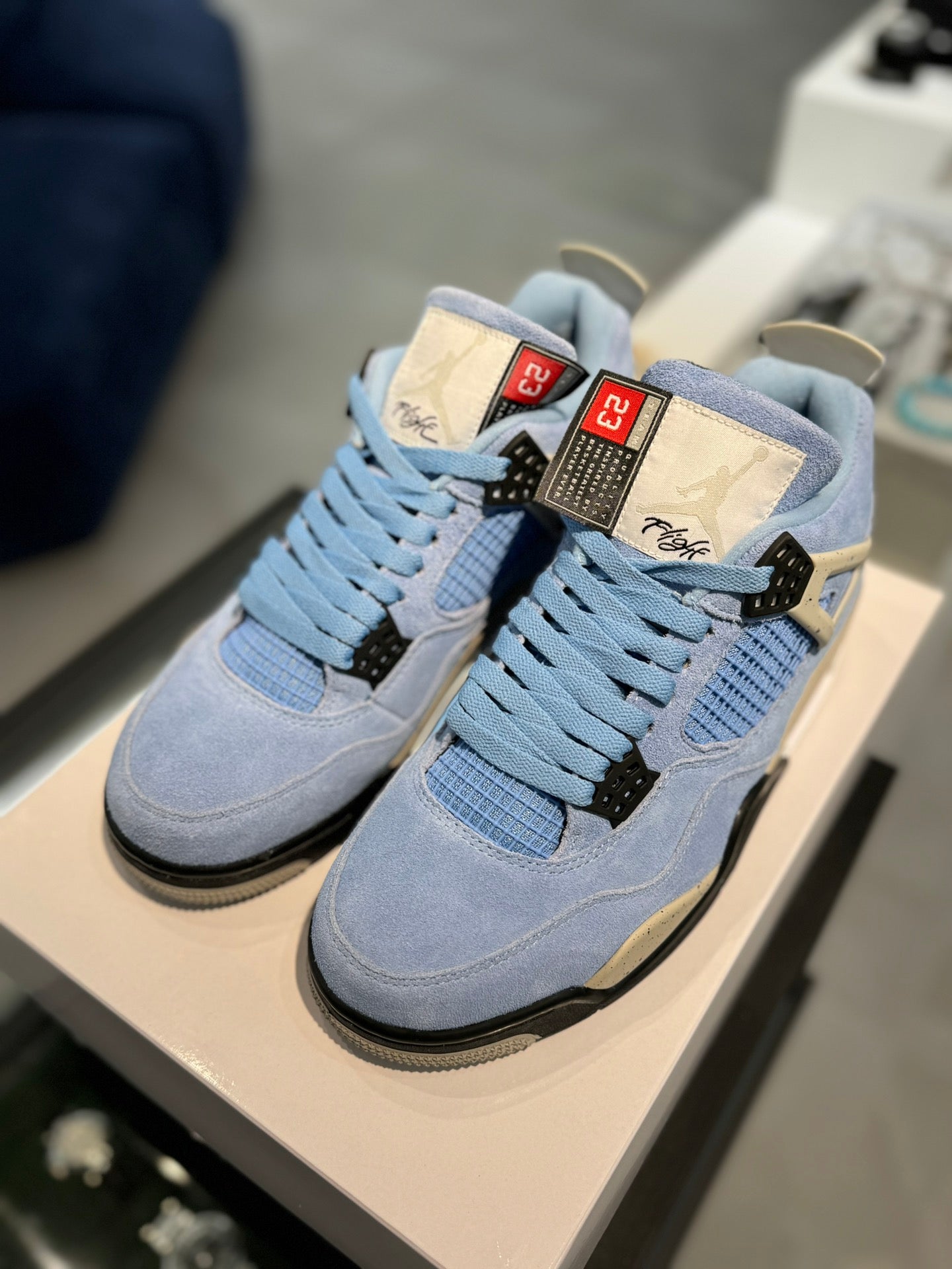 Air Jordan 4 Retro "University Blue"