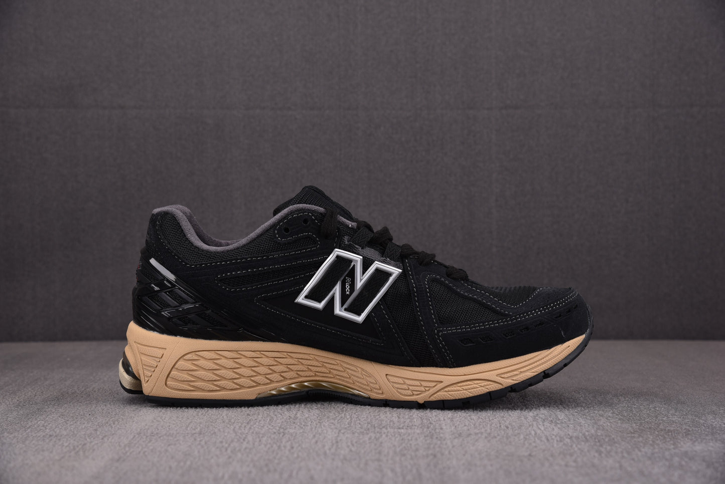 New Balance NB 1906R Negro y dorado