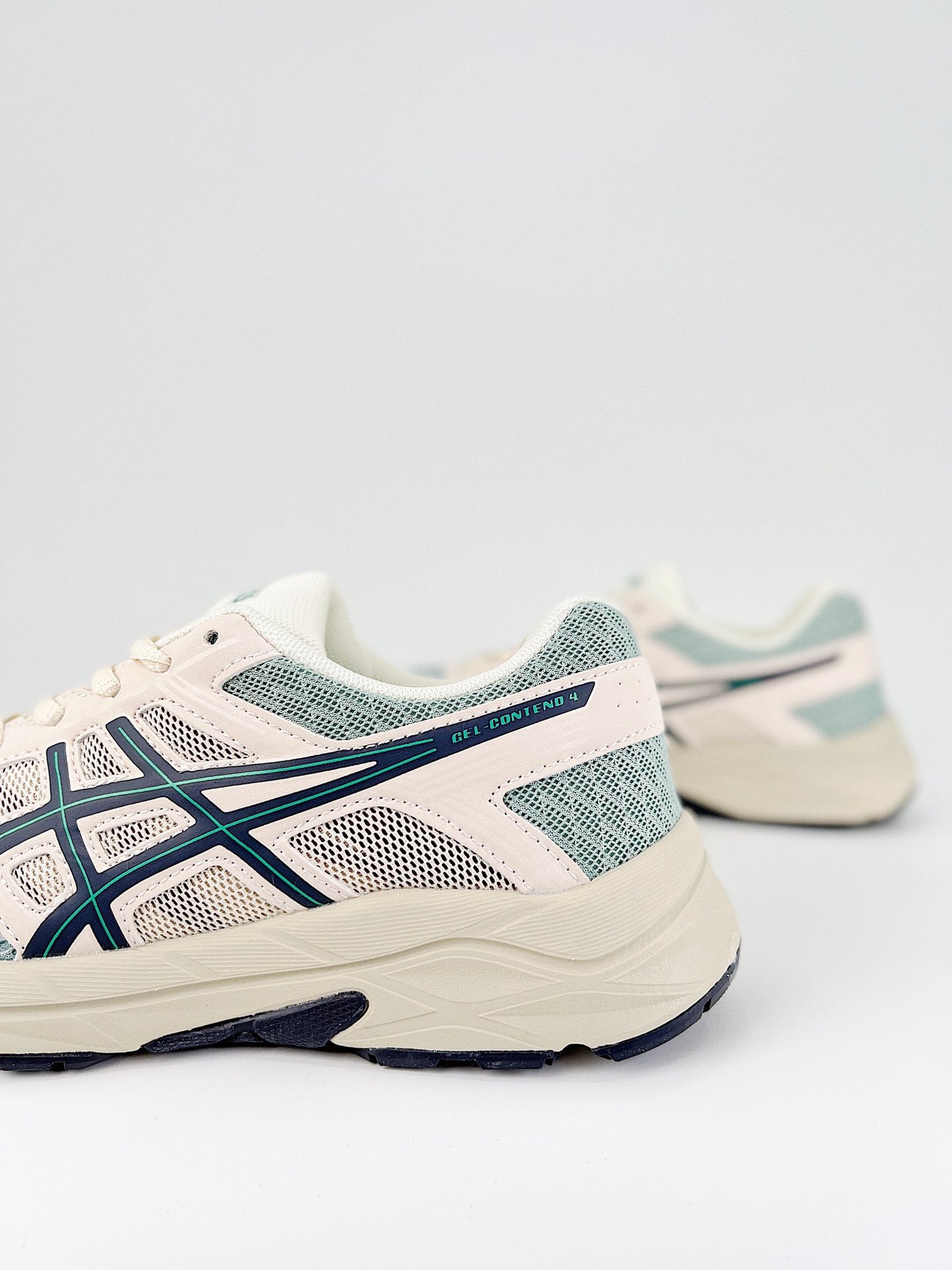 Asics Gel.- blancas, negras y verdes