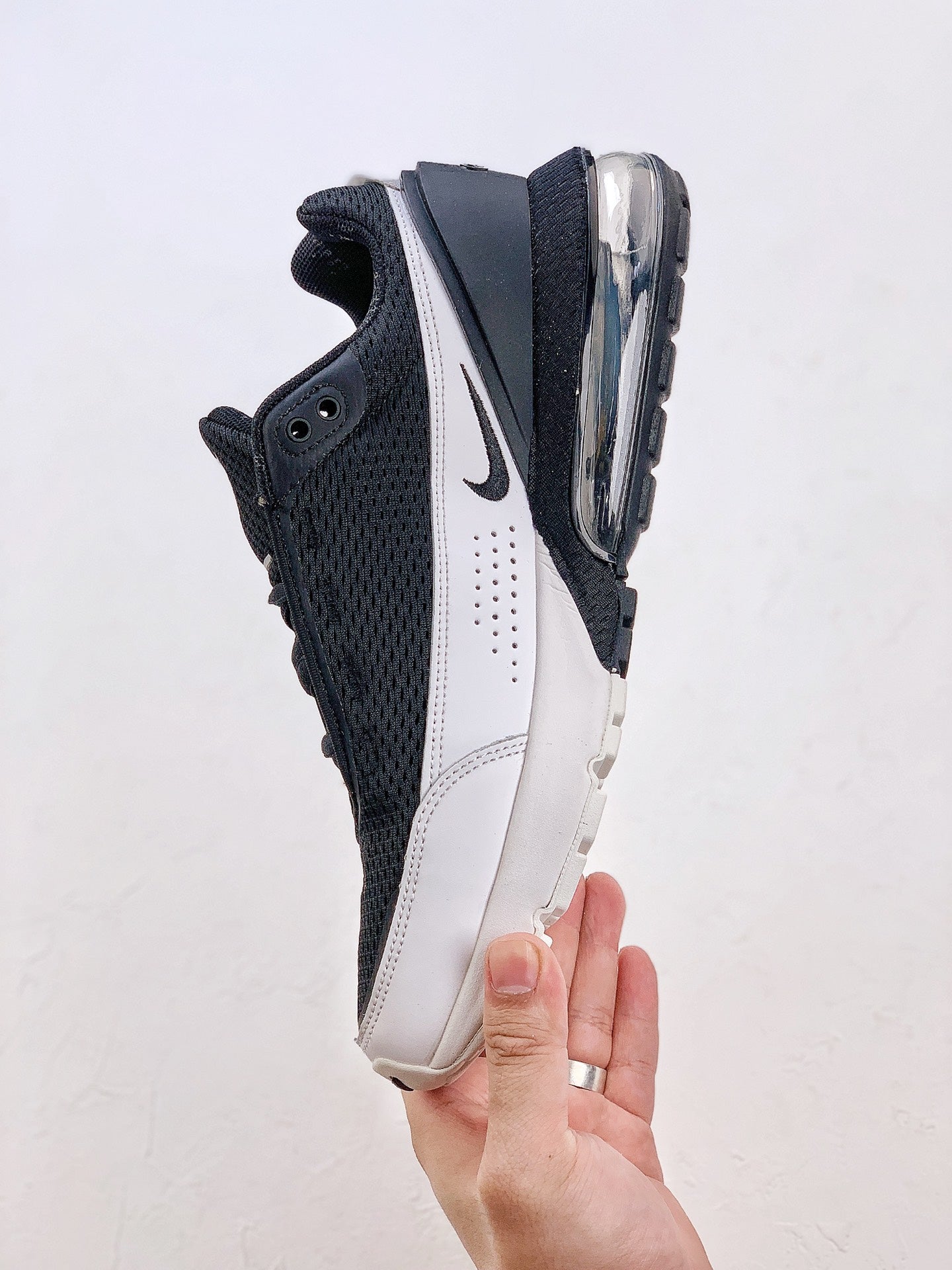 Nike Air Max Pulse.- blancas y negras