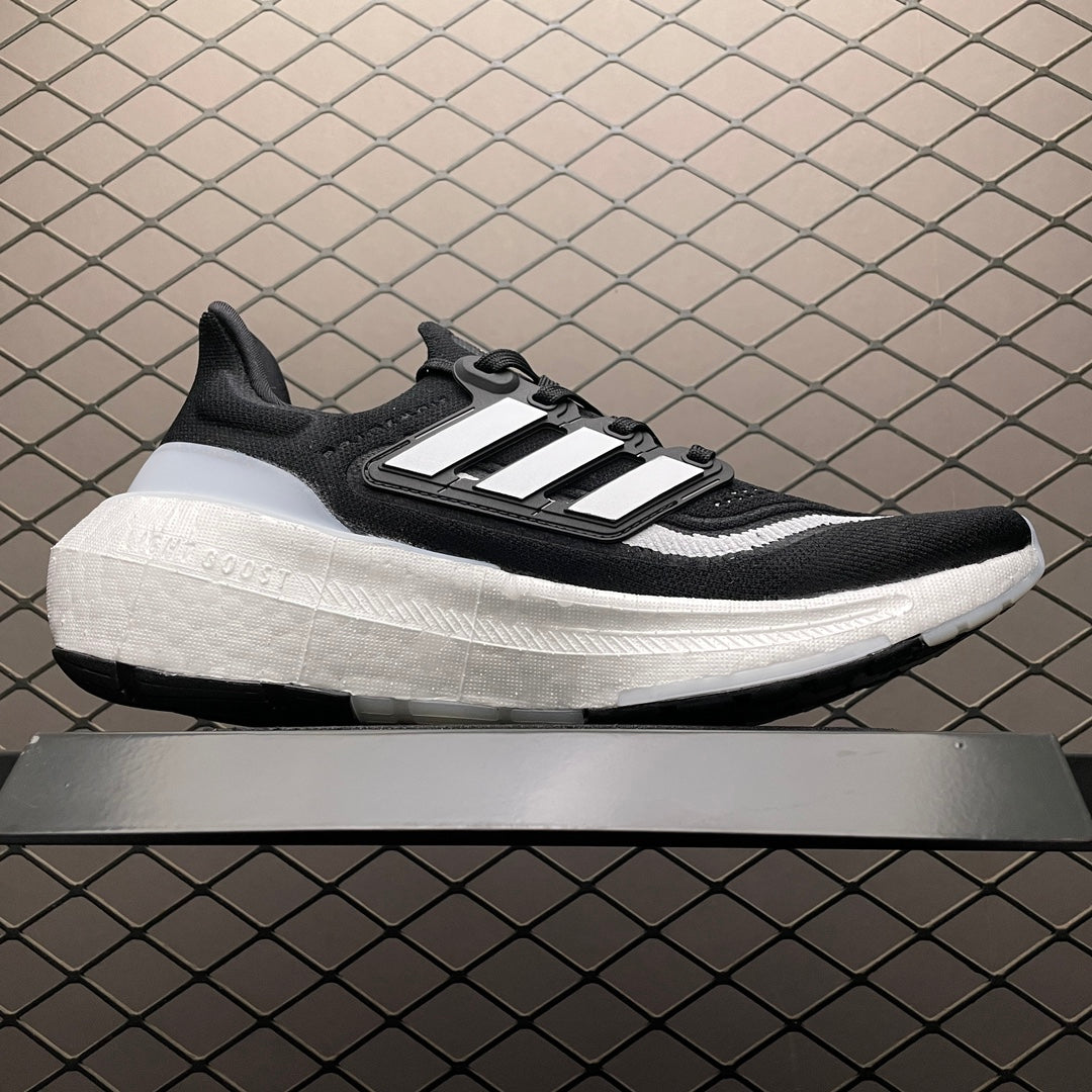 Adidas Ultra Boost Light UB23 negras y blancas