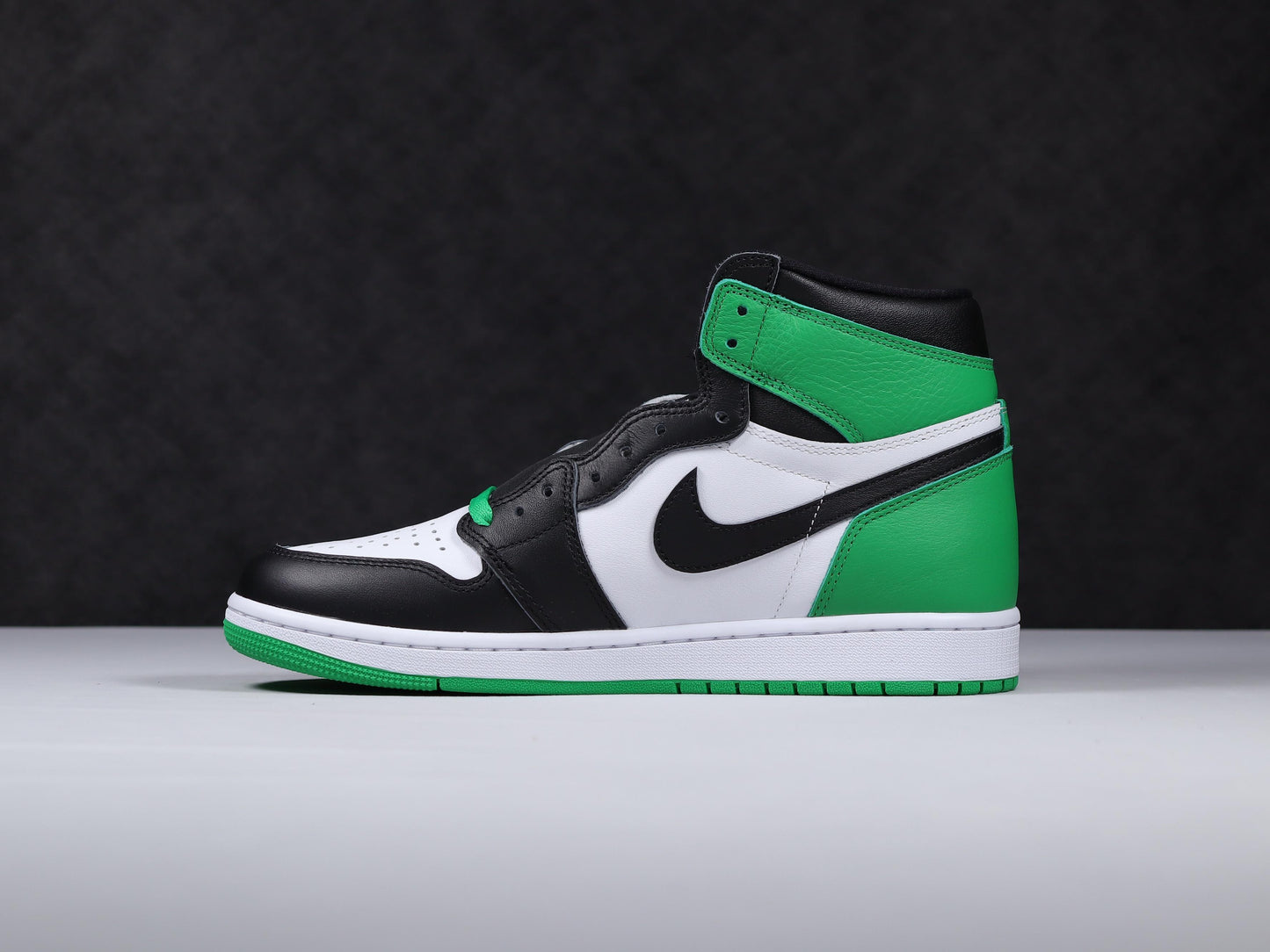 Air Jordan 1.- verdes, negras y blancas