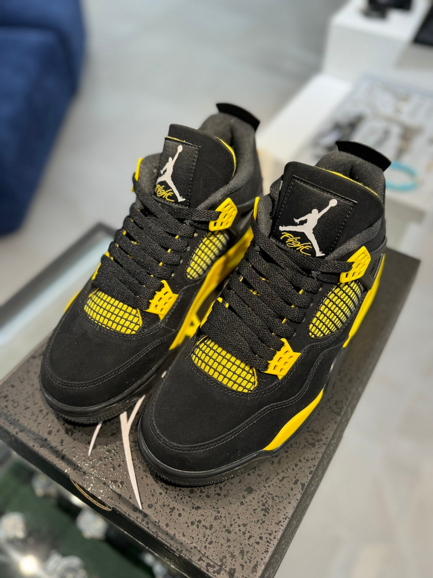 Air Jordan 4 "Thunder" - Potencia y Estilo