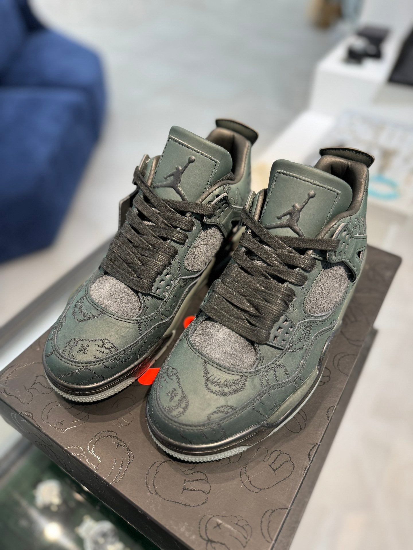 Air Jordan 4.- Kaws black