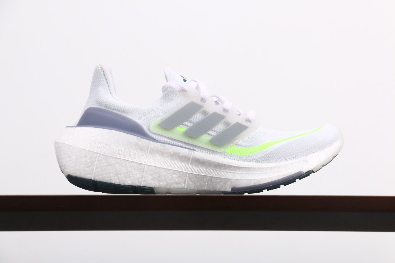 Adidas Ultra Boost Light UB 2023.- modelo Blanco Gris Verde Violeta