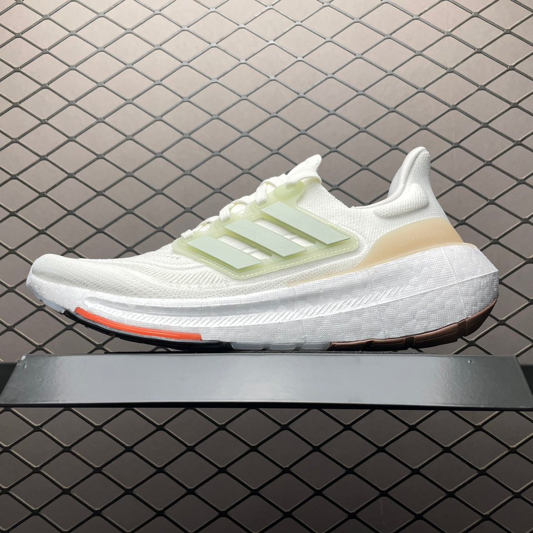 Adidas Ultra Boost Light UB23.- blancas con rayas verdes