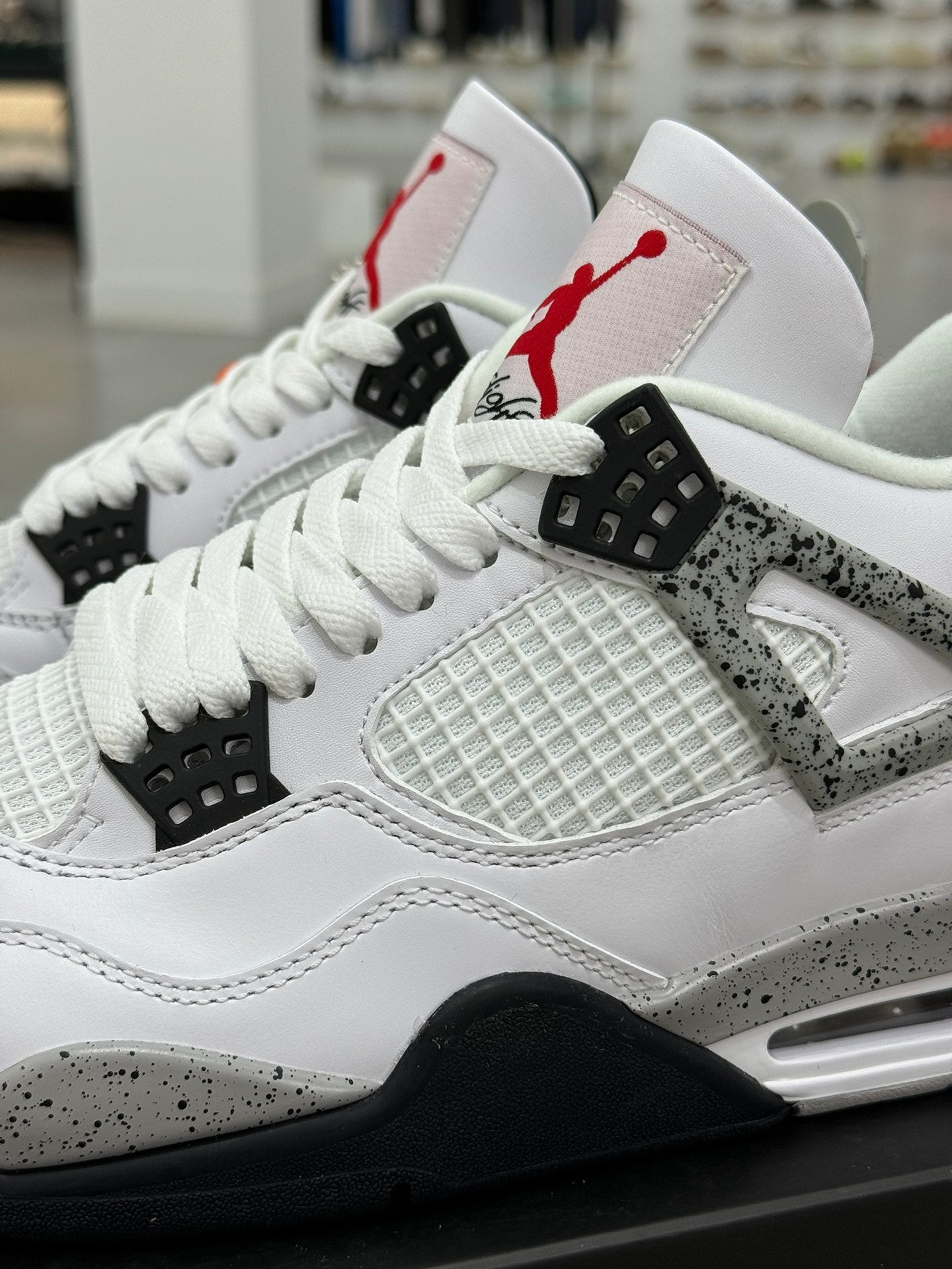 Air Jordan 4 Retro "White Cement" - Clásico y Elegante