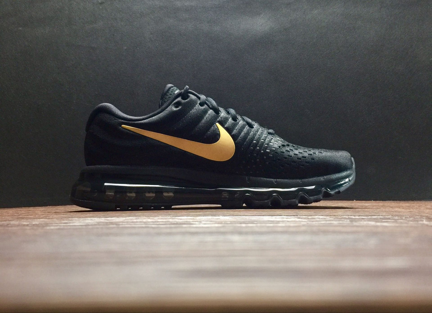 Nike air max 2017.- negro y dorado