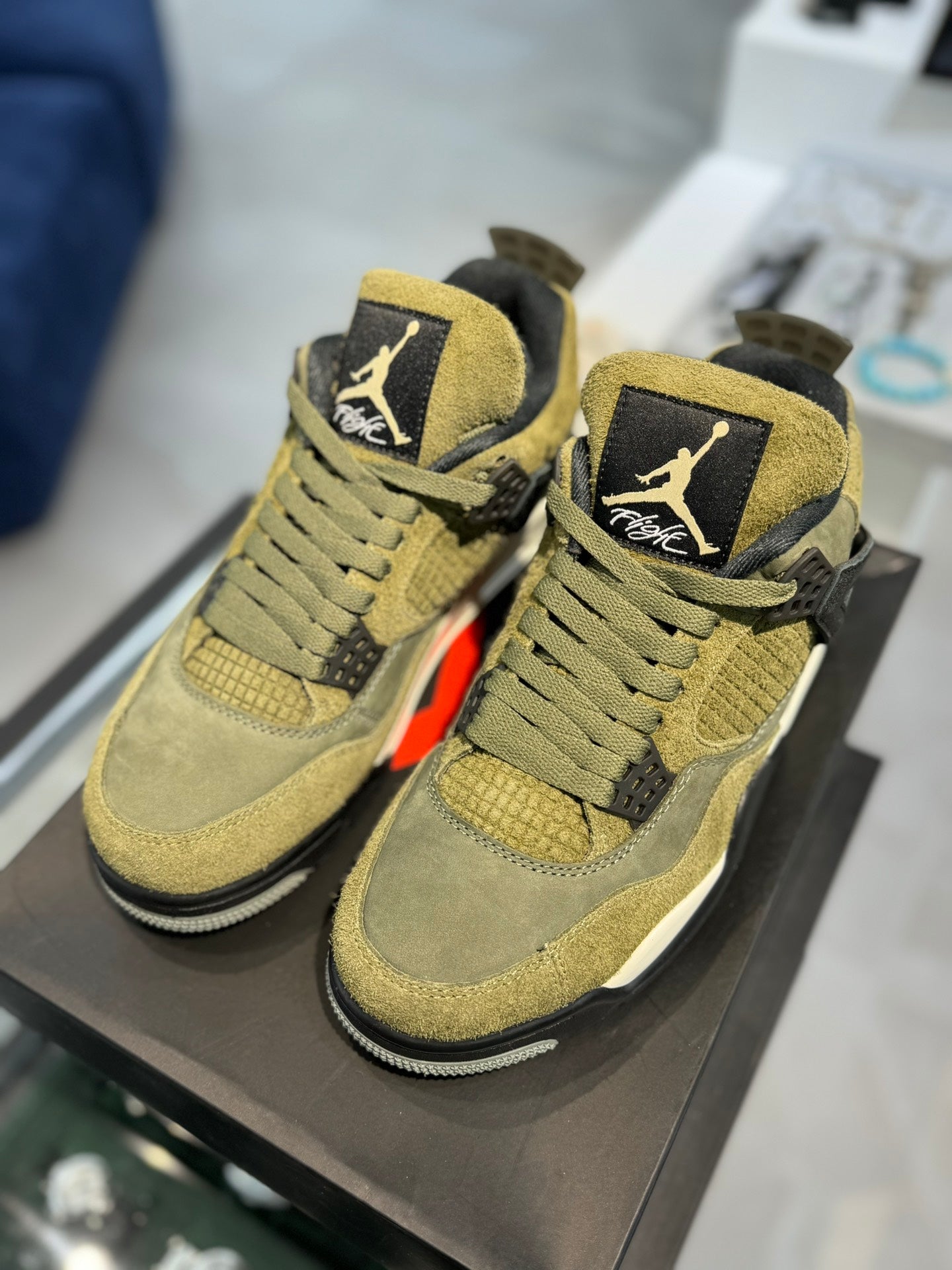 Air Jordan 4 Craft "Medium Olive"