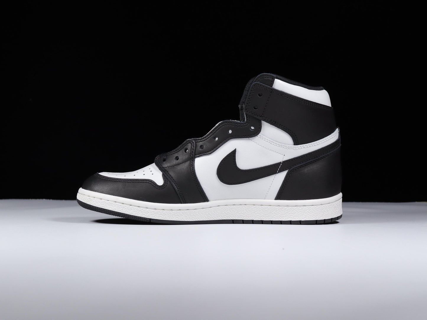 Air Jordan 1.- blancas y negras