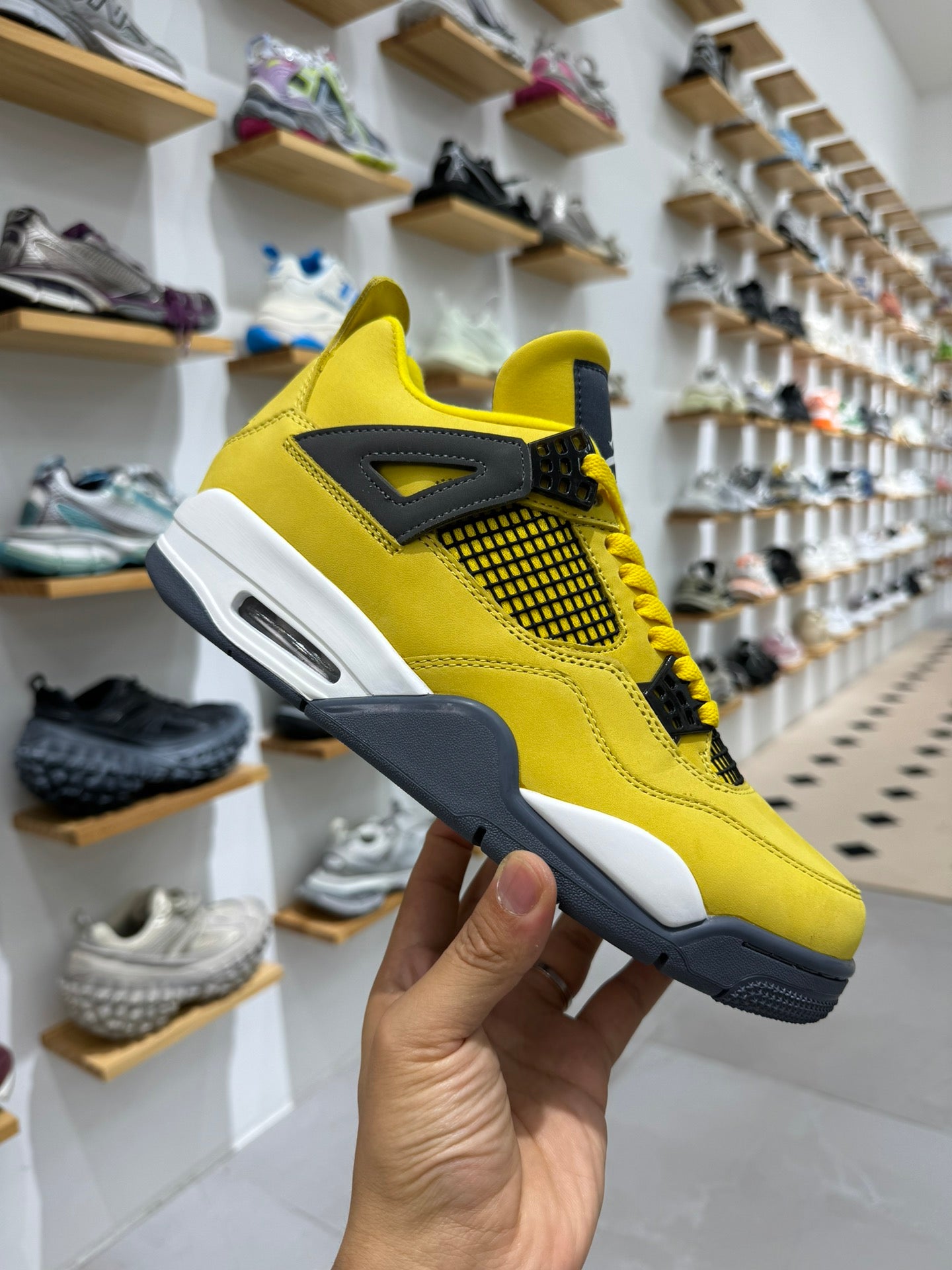 Air Jordan 4 Retro "Lightning"